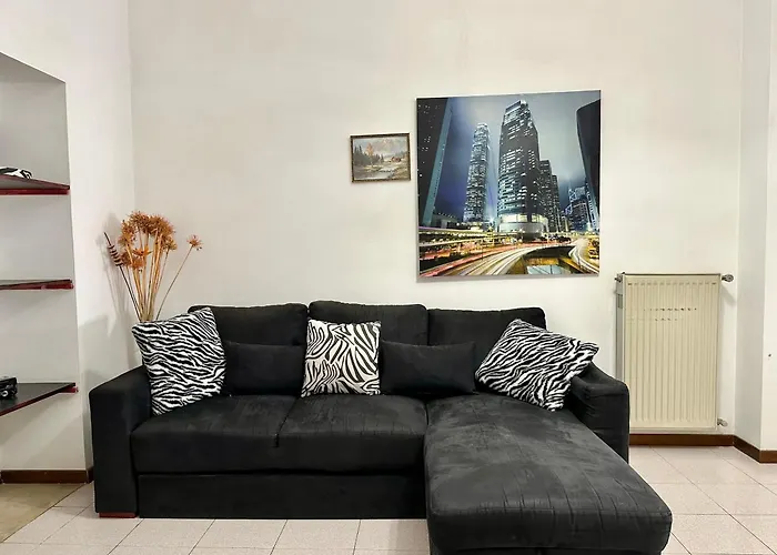 Black And White House- 70 Mq