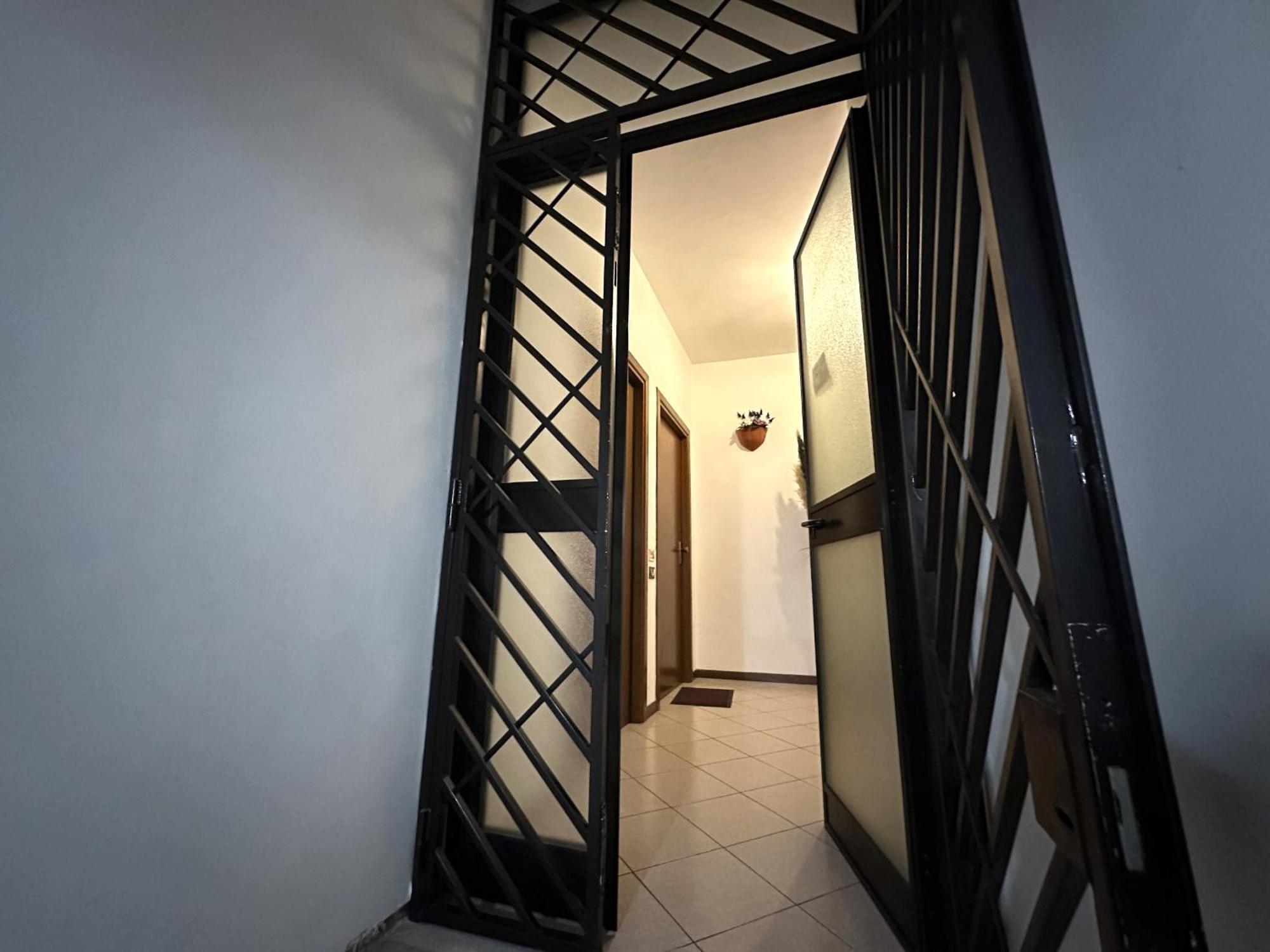Black And White House- 70 Mq Apartment