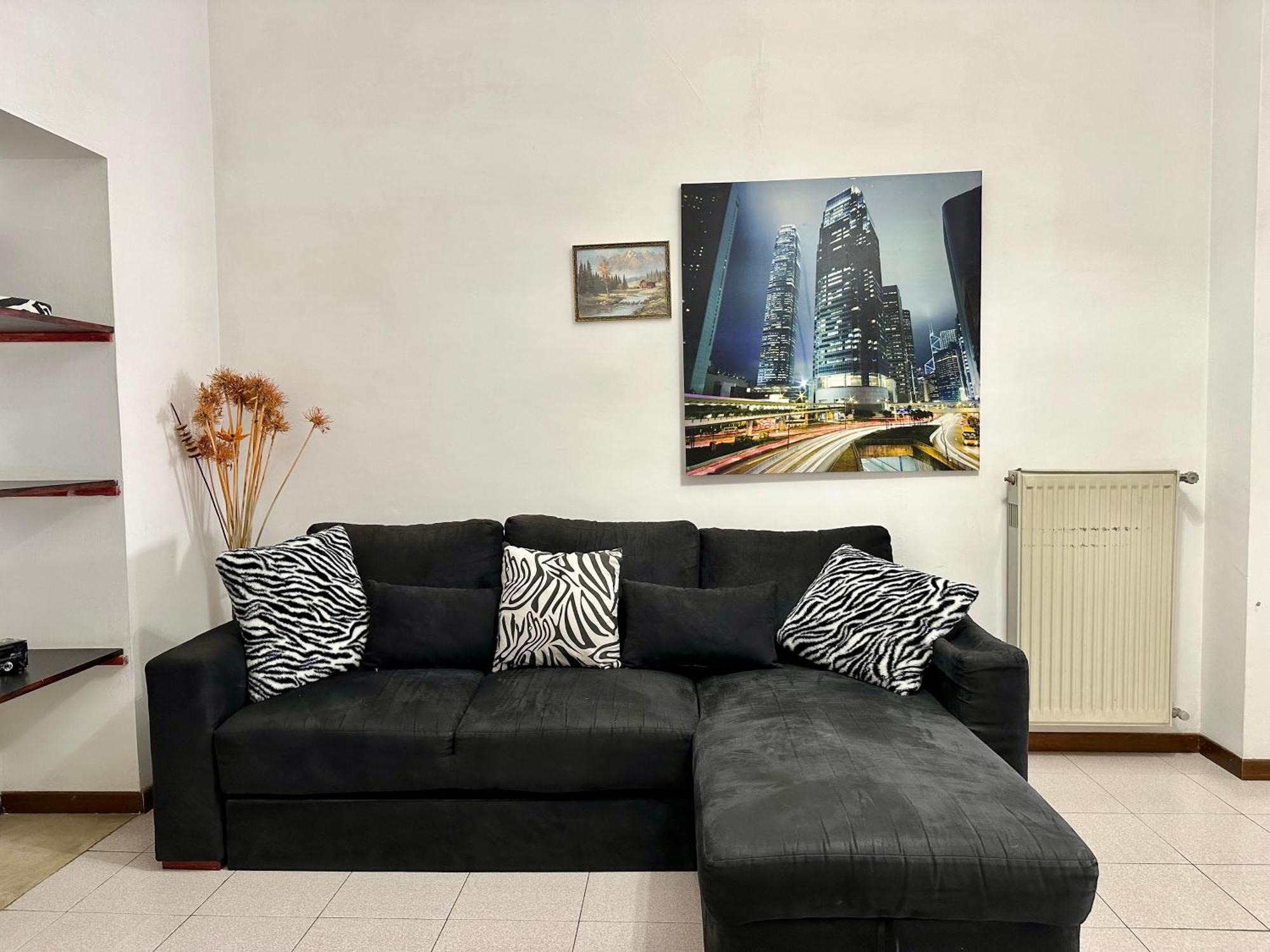 Apartment Black And White House- 70 Mq
