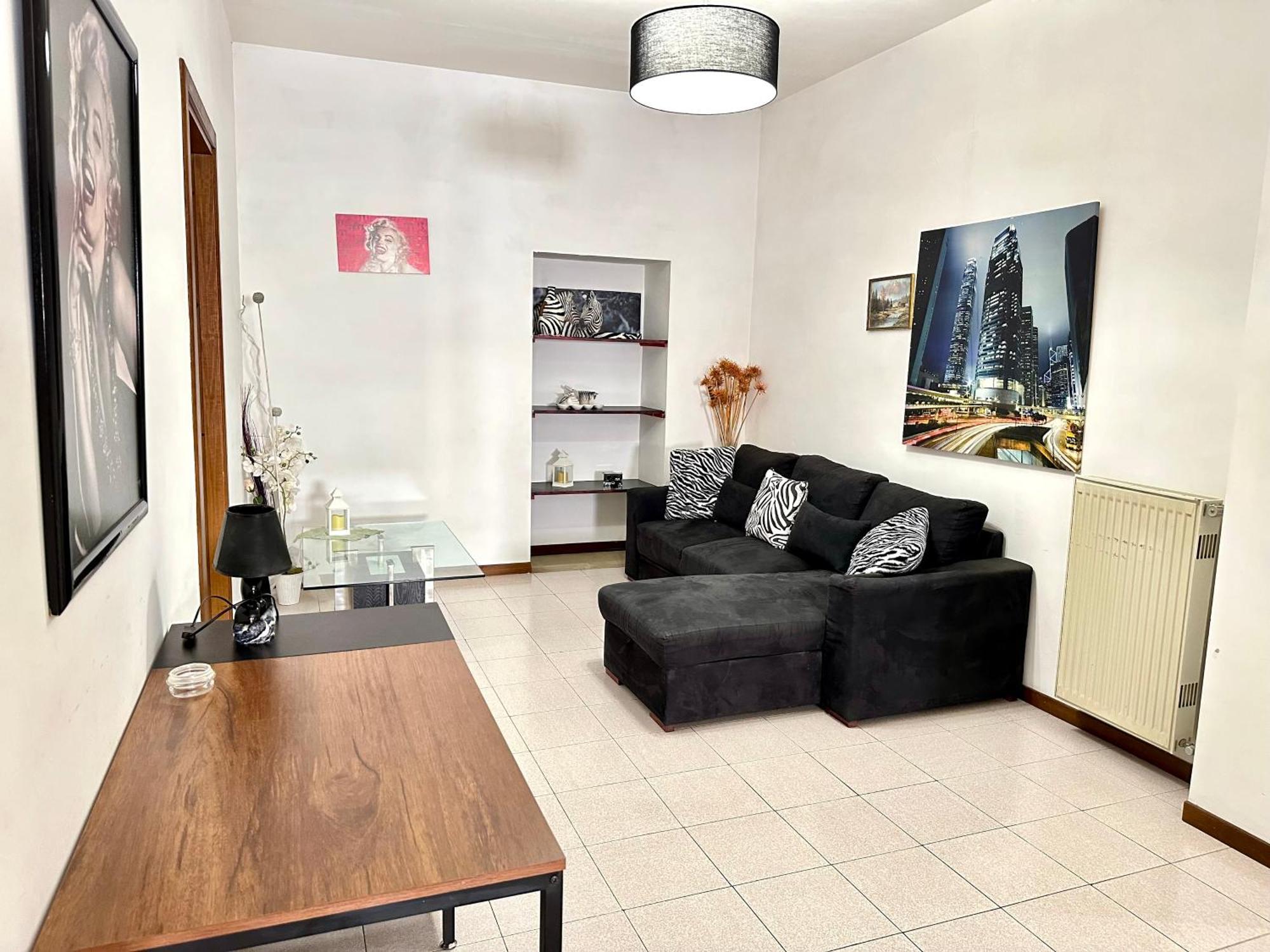 Black And White House- 70 Mq Velletri